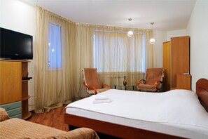 Apartemen Basic, 4 kamar tidur (Surganova 27) | Kedap suara, setrika/meja setrika, Wi-Fi gratis, dan seprai linen