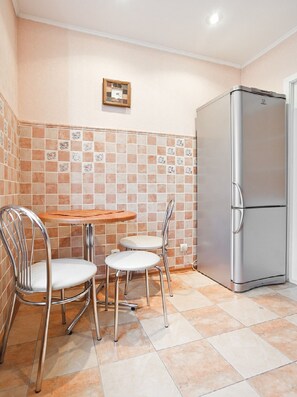 Apartamento básico, 2 habitaciones (Nezavisimoski 74) | Cocina privada | Frigorífico, microondas, horno y placa de cocina