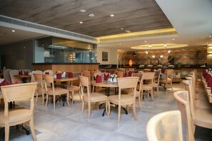 2 ravintolaa, joissa tarjoillaan aamiainen; kansainvälinen keittiö