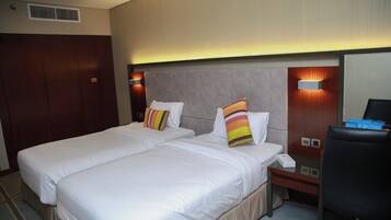 Standard Twin Room | Minibar, in-room safe, desk, soundproofing