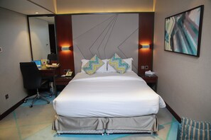 Kahden hengen deluxe-huone | Minibaari, tallelokero huoneessa, työpöytä, äänieristys