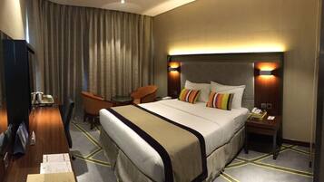 Standard Double Room | Minibar, in-room safe, desk, soundproofing