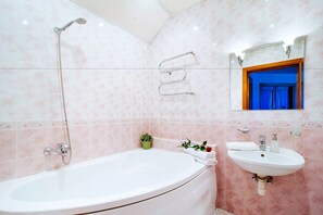 Eenvoudig appartement, 2 slaapkamers | Badkamer | Gratis toiletartikelen, handdoeken