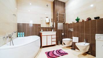 Basic Condo, 2 Bedrooms | Bathroom | Free toiletries, towels