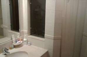 Badkar/dusch, gratis toalettartiklar, hårtork och tofflor