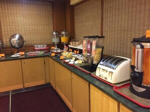 2 restaurants; breakfast, lunch and dinner served  - Embassy Inn Hotel Karachi (Karachi)