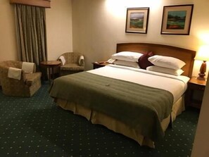 Minibar, in-room safe, desk, blackout curtains - Embassy Inn Hotel Karachi (Karachi)