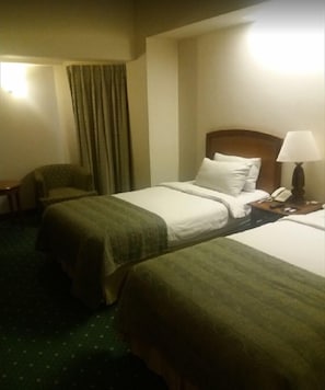 Minibar, värdeförvaringsskåp på rummet och skrivbord