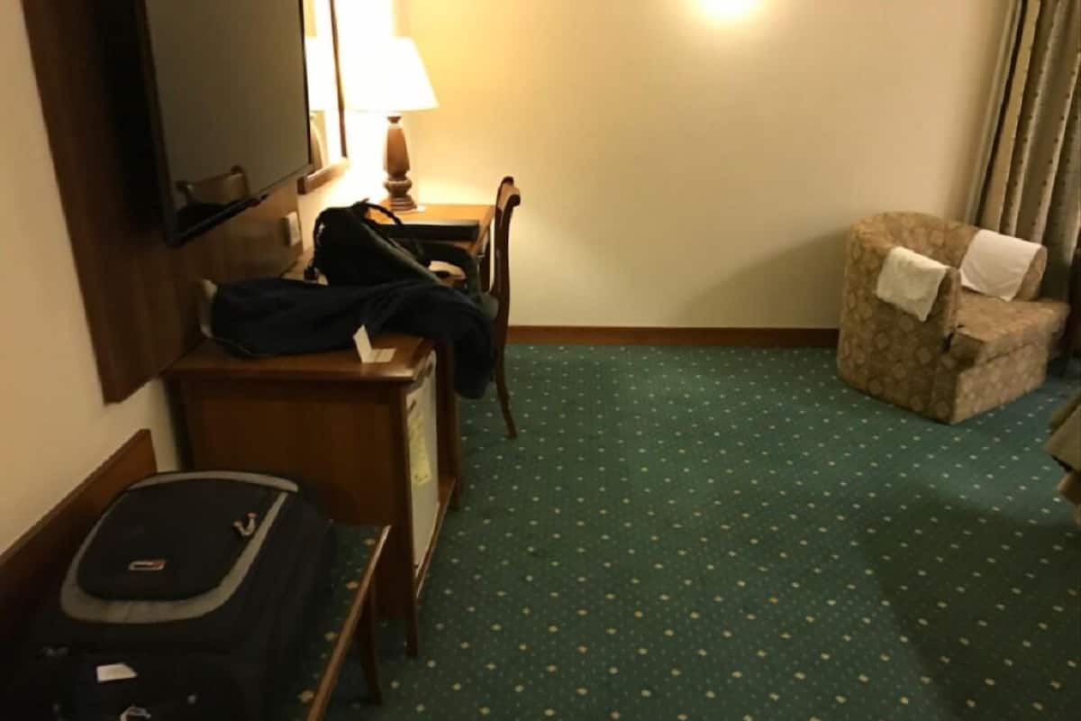 Minibar, caja de seguridad en la habitación y escritorio