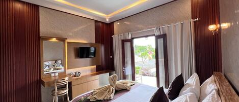 1 habitación, caja de seguridad en la habitación y escritorio