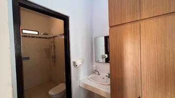 Deluxe Double or Twin Room, Pool View | Bathroom | Shower, free toiletries, hair dryer, towels