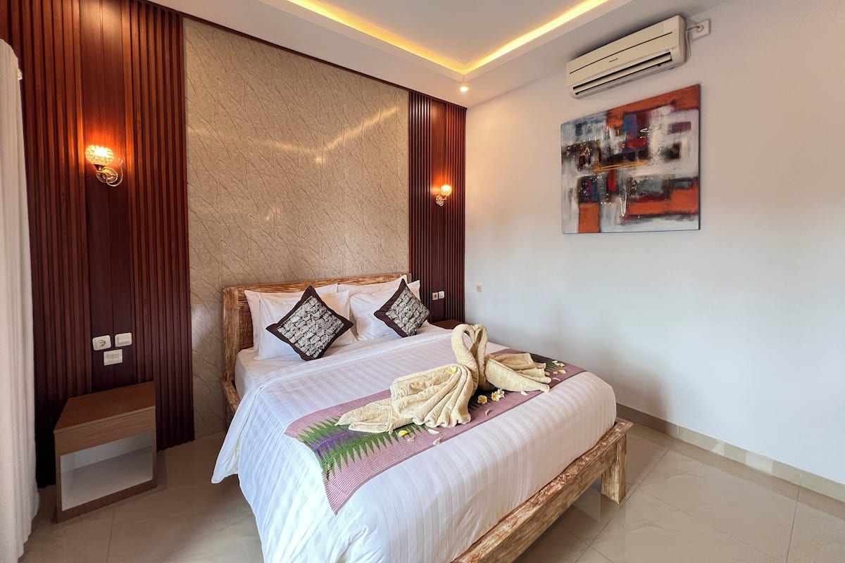 Chambre Deluxe Double ou avec lits jumeaux, vue piscine | 1 chambre, coffres-forts dans les chambres, bureau
