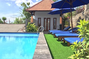 Outdoor pool, pool loungers - Lime Penida Cottages (Penida Island)
