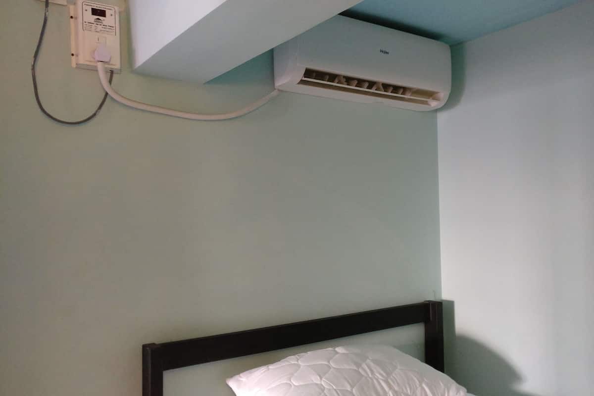 Habitación individual Deluxe, baño compartido | Ropa de cama de alta calidad y minibar