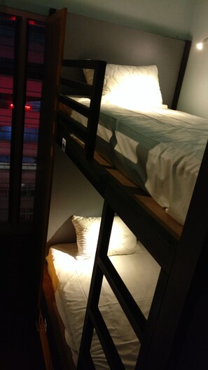 Ropa de cama de alta calidad y minibar