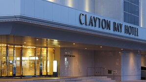 La façade de l’hôtel Clayton Bay, avec son entrée en verre et une enseigne au-dessus des portes.