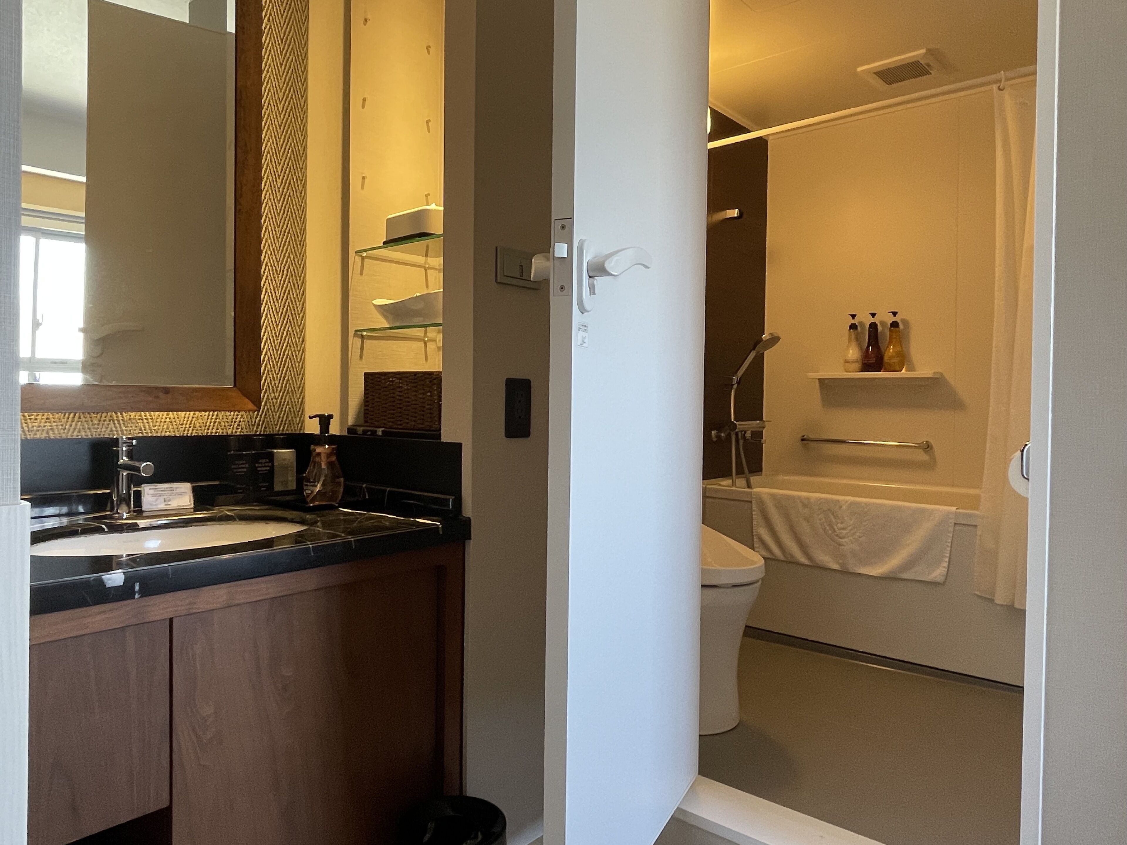 combined shower/bathtub, deep-soaking bathtub, free toiletries