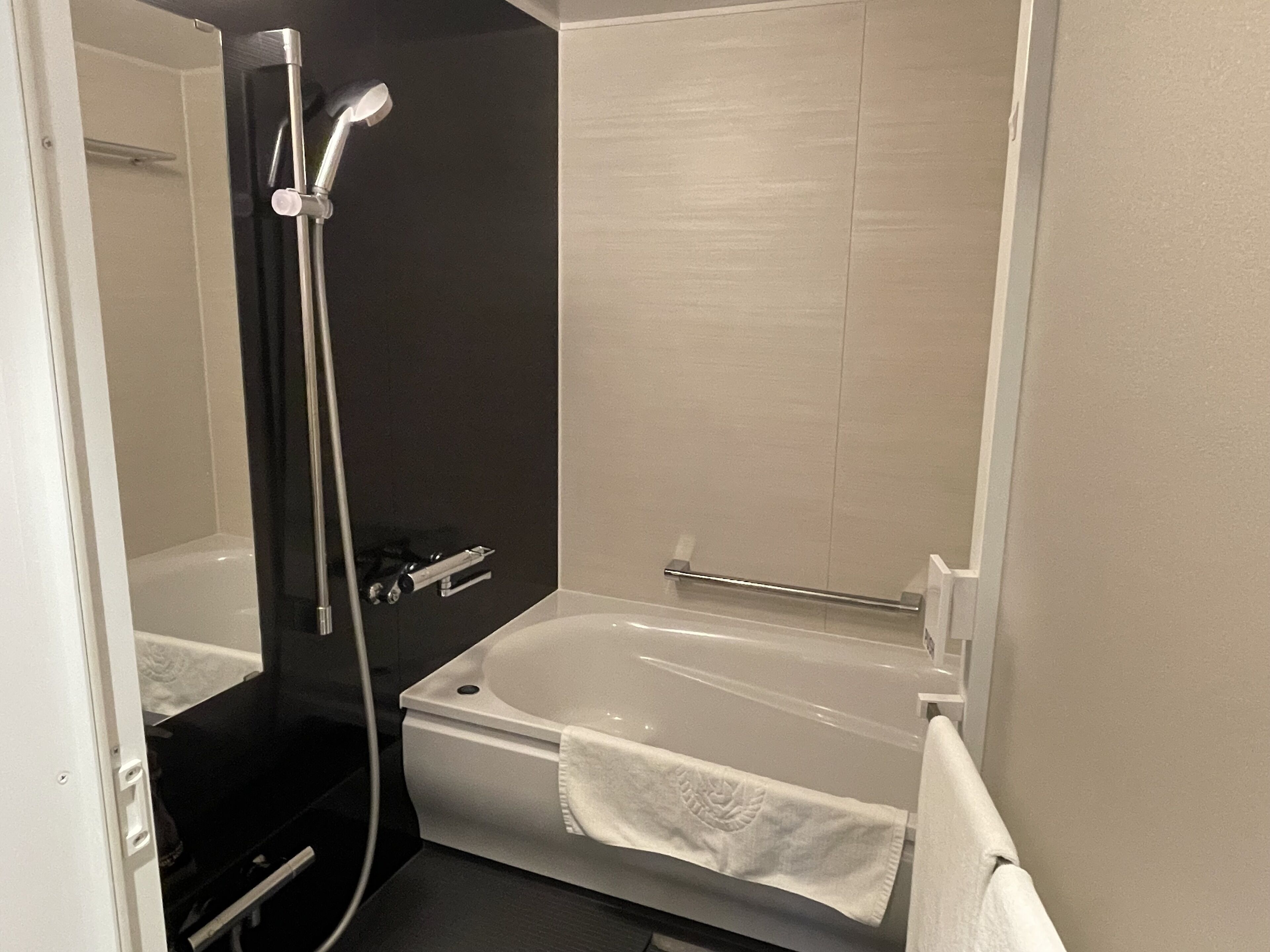 Un baño con bañera, ducha e inodoro.