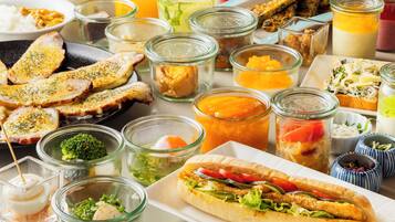 Desayuno buffet diario (JPY 2970 por persona)