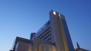 Vista frontal de la propiedad por la tarde o noche