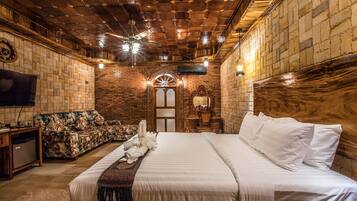 Minibar, escritorio, cortinas blackout y wifi gratis