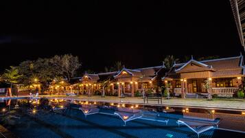Una piscina al aire libre