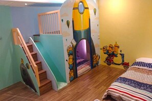 家庭套房 | 办公桌、遮光窗帘、免费 WiFi