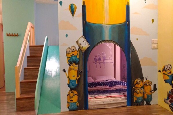 家庭套房 | 办公桌、遮光窗帘、免费 WiFi