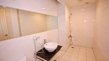 Articles de tocador gratuïts, assecador de cabells i sabatilles