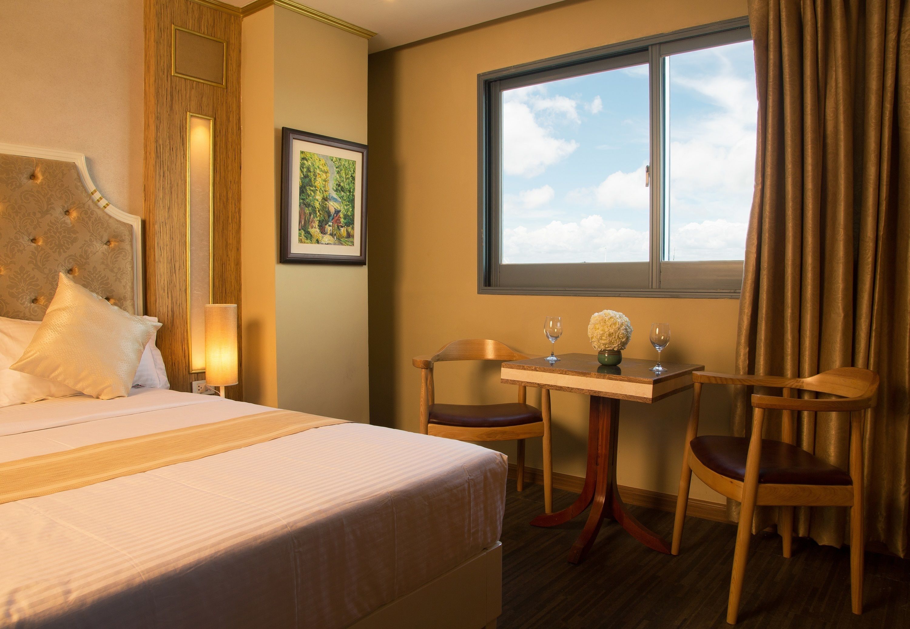 family room | minibar, in-room safe, desk, free cots/infant beds