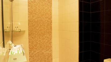 Een douche, gratis toiletartikelen, een haardroger, pantoffels