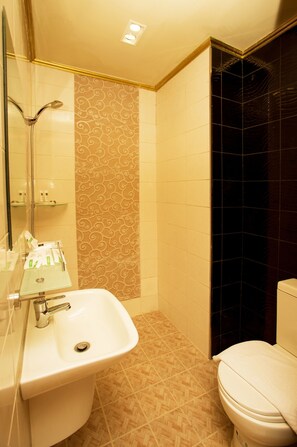 Shower, free toiletries, hair dryer, slippers - Appleton Boutique Hotel - Cebu (Lapu-Lapu)