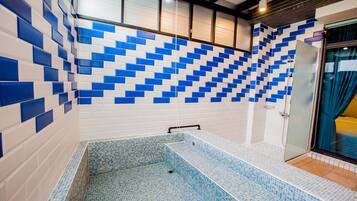 Familie vierpersoonskamer, 2 tweepersoonsbedden, hot tub | Badkamervoorzieningen | Een douche, een regendouche, gratis toiletartikelen, een haardroger