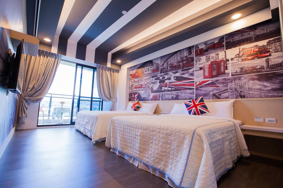 Habitación cuádruple Deluxe, balcón, vistas a la montaña | 13 dormitorios, ropa de cama de alta calidad, escritorio