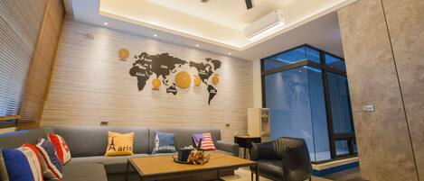 ทีวีจอแบน 40 นิ้ว พร้อมช่องเคเบิล, ทีวี