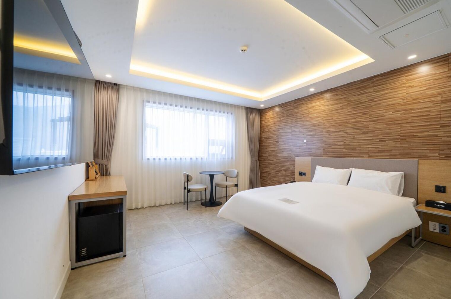 1. Standard Double Mountain | 羽毛の掛け布団、遮光カーテン、防音設備、WiFi (無料)