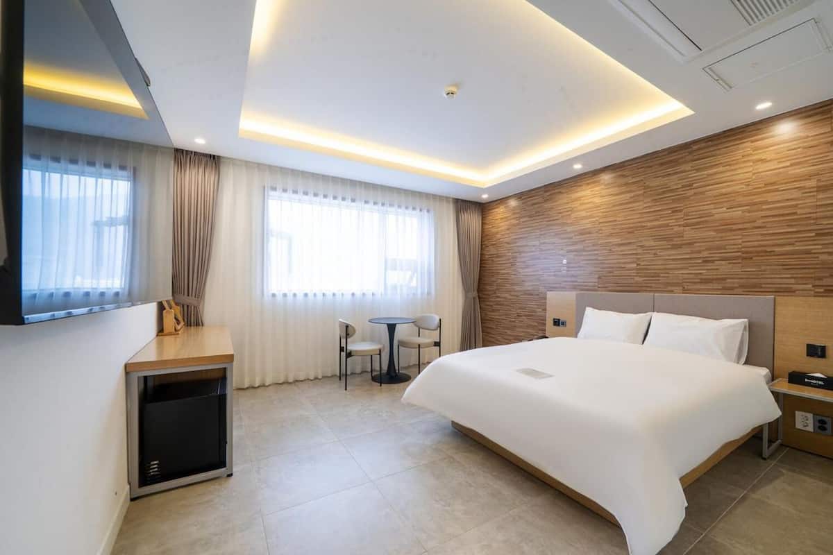 1. Standard Double Mountain | Down comforters, blackout drapes, soundproofing, free WiFi