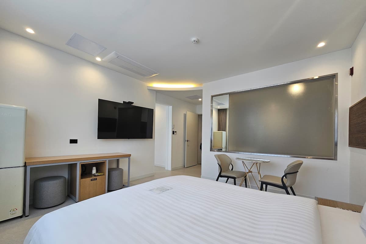 6. Family Triple Mountain | Down comforters, blackout drapes, soundproofing, free WiFi