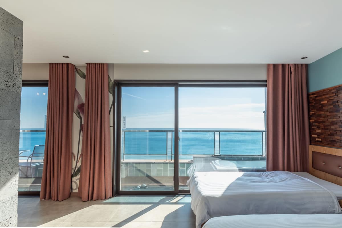 7. Family Triple Ocean | Down duvets, blackout curtains, soundproofing, free WiFi