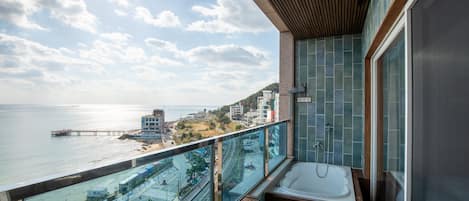 7. Family Triple Ocean | Pemandangan dari bilik