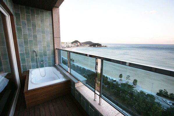 Down comforters, blackout drapes, soundproofing, free WiFi - SongJeong OLLA Hotel (Busan)