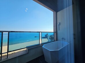 8. Family Triple Ocean | 露台