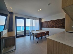 8. Family Triple Ocean | Cocina privada | Refrigerador, microondas y tetera eléctrica 