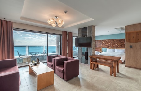 7. Family Triple Ocean | Living area | 65-inch Smart TV with digital channels, Netflix, streaming services. SongJeong OLLA Hotel