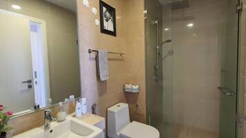 Panoramic-Apartment, 1 Schlafzimmer, Kühlschrank und Mikrowelle, Seeblick | 1 Schlafzimmer, individuell dekoriert, individuell eingerichtet