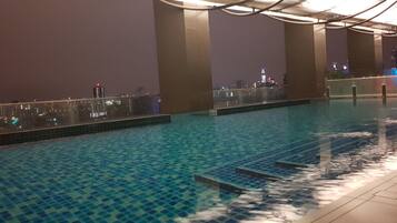 Innenpool, geöffnet von 06:30 Uhr bis 23:00 Uhr, Liegestühle