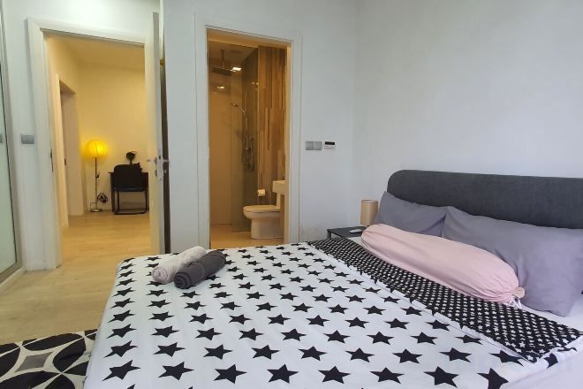 1 slaapkamer, een bureau, een laptopwerkplek, verduisterende gordijnen