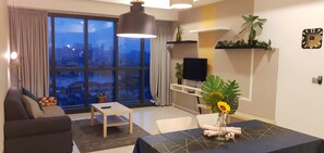 Departamento de diseñador, 1 habitación, refrigerador y microondas, vista al lago | Área de sala de estar | Smart TV de 43 pulgadas con canales digitales, televisión y Netflix 