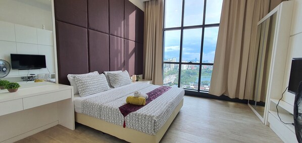 Dúplex Prestigio, varias camas, vista a la ciudad, junto al lago | 1 habitación, decoración personalizada, muebles diferentes y escritorio 