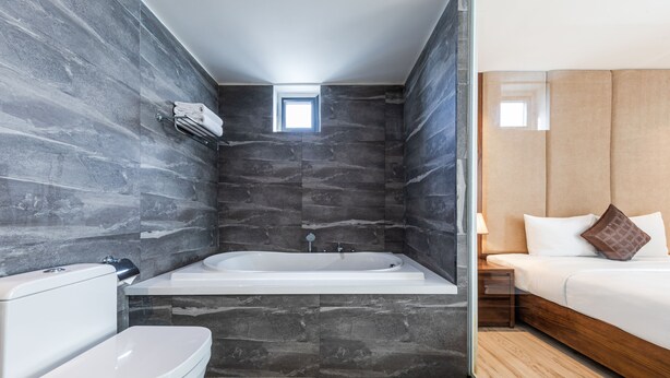 Phòng Suite Deluxe, 1 giường cỡ king, quang cảnh thành phố | Phòng tắm | Đồ dùng nhà tắm miễn phí, máy sấy tóc, dép đi trong nhà 